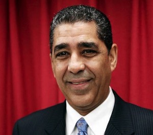 “Es tiempo de los hijos de Quisqueya, los Dominican Yorks, los dominicanos que dejaron El Cibao, San Pedro y San Francisco de Macorís, Santo Domingo, la hermosa Española toda para afincarse en una urbe dura, hostil, bella y rutilante, como es la ciudad de Nueva York”. En la foto Senador Adriano Espiallat.