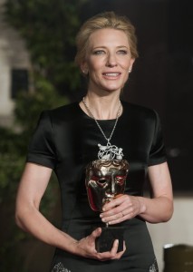 Cate Blanchett es la favorita para llevarse el &rdquo;scar por su interpretaci&Ucirc;n en "Blue Jasmine", de Woody Allen, un papel por el que ya se ha llevado el Globo de Oro o el BAFTA brit&middot;nico, que sostiene en sus manos en esta imagen. 