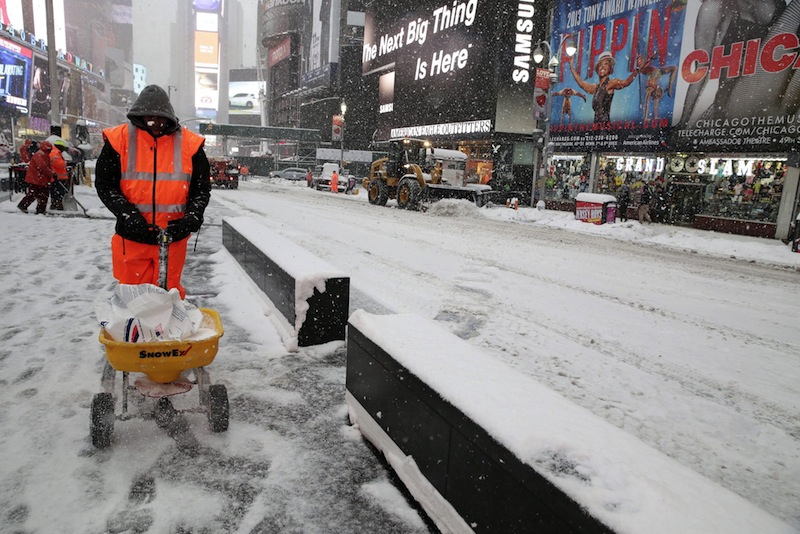 Un operario limpia una zona de Times Square cubierta de nieve, en Nueva York.