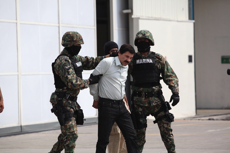 Militares mexicanos conducen al máximo dirigente del cártel de Sinaloa, Joaquín "El Chapo" Guzmán (d), quien fue detenido esta madrugada en el puerto turístico de Mazatlán (México),