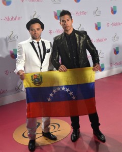 El d&uacute;o venezolano Chino y Nacho posa a su llegada a la ceremonia de la edici&oacute;n 26 de "Premio Lo Nuestro a la M&uacute;sica Latina".