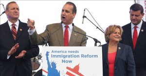 El congresista republicano por Florida Mario Díaz-Balart (c), habla el 8 de octubre de 2013, durante un acto de desobediencia civil a favor de una reforma migratoria integral, frente al Capitolio en Washington.