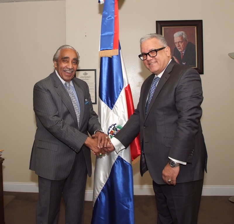 El cónsul general Luis Lithgow (der.) y el congresista Charles Rangel se saludan durante la visita del legislador al Consulado.
