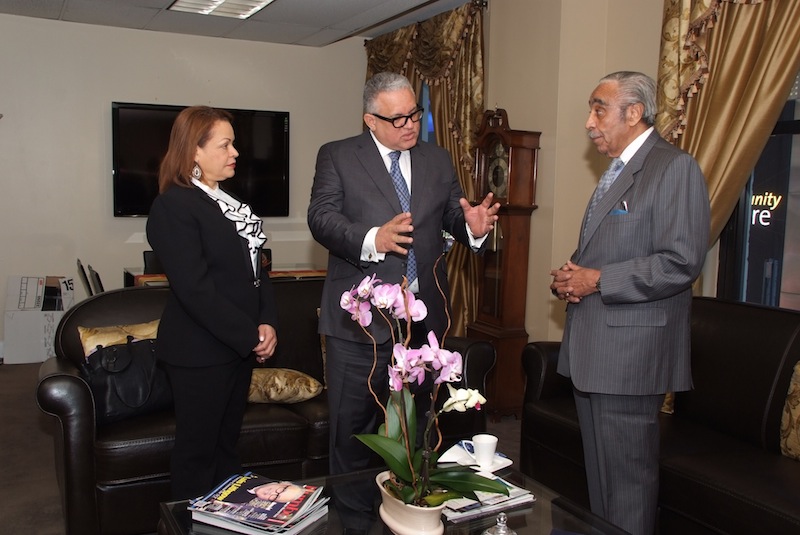 El cónsul Luis Lithgow le ofrece explicaciones al congresista Charles Rangel sobre temas relacionados con el comercio y las inversiones nativas y extranjeras en la República Dominicana, entre otros.