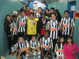Integrantes del conjunto juvenil, Shark Boys, quienes conquistaron el campeonato en la categor&iacute;a Sub-14, en la Liga Chapina de F&uacute;tbol - Indoor.    
