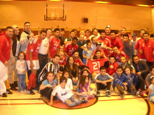 Jugadores y fan&aacute;ticos de los equipos Deportivo Zona 7 y FDR mentalizadores y organizadores del torneo relampago denominado "Alex Mejia", que empez&oacute; el domingo y terminar&aacute; este jueves 6 de Marzo en la "Bombonera" de la  Avenida Y y Avenida MacDonald, en Brooklyn.