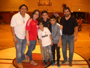Desde la izquierda, Washington Diaz,  presidente del FDR United; Danna Mejia, sus Hijos, Alexander, Eros y Elizabeth Mejia, con Marvin "Ka K&aacute;" Estrada, m&aacute;ximo dirigente del Deportivo Zona 7, quienes se unen en oraci&oacute;n para el pronto retablecimiento de Alex Mejia.