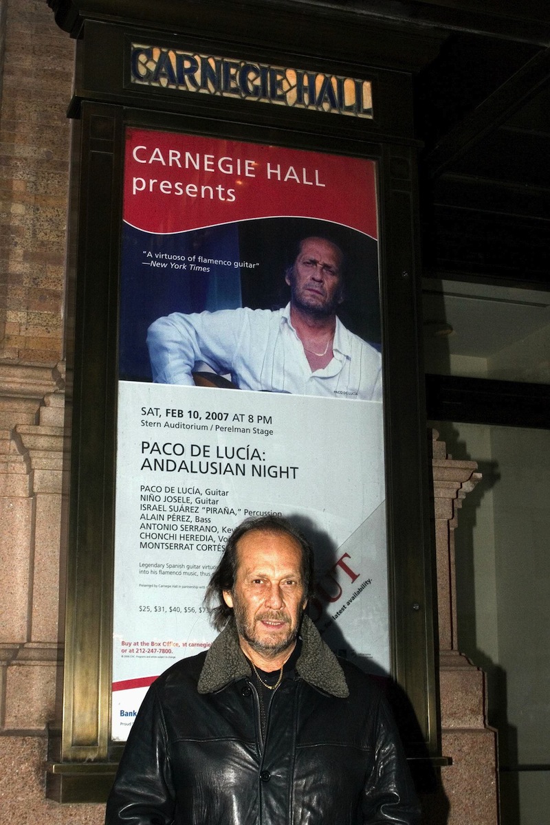 Paco de LucÌa posa el 10 de febrero de 2007, a las puertas del auditorio Carnegie Hall de Nueva York (EEUU), donde ofreciÛ un concierto dentro del New York Flamenco Festival.