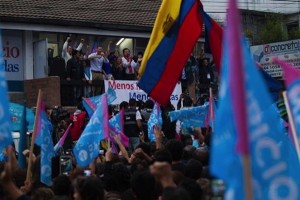 El candidato opositor a la Alcaldía de Quito por la alianza Suma-Vive Mauricio Rodas habla a sus seguidores hoy, domingo 23 de febrero de 2014, en Quito (Ecuador).