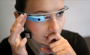 Una mujer con las gafas Google Glass de la compañía norteamericana.