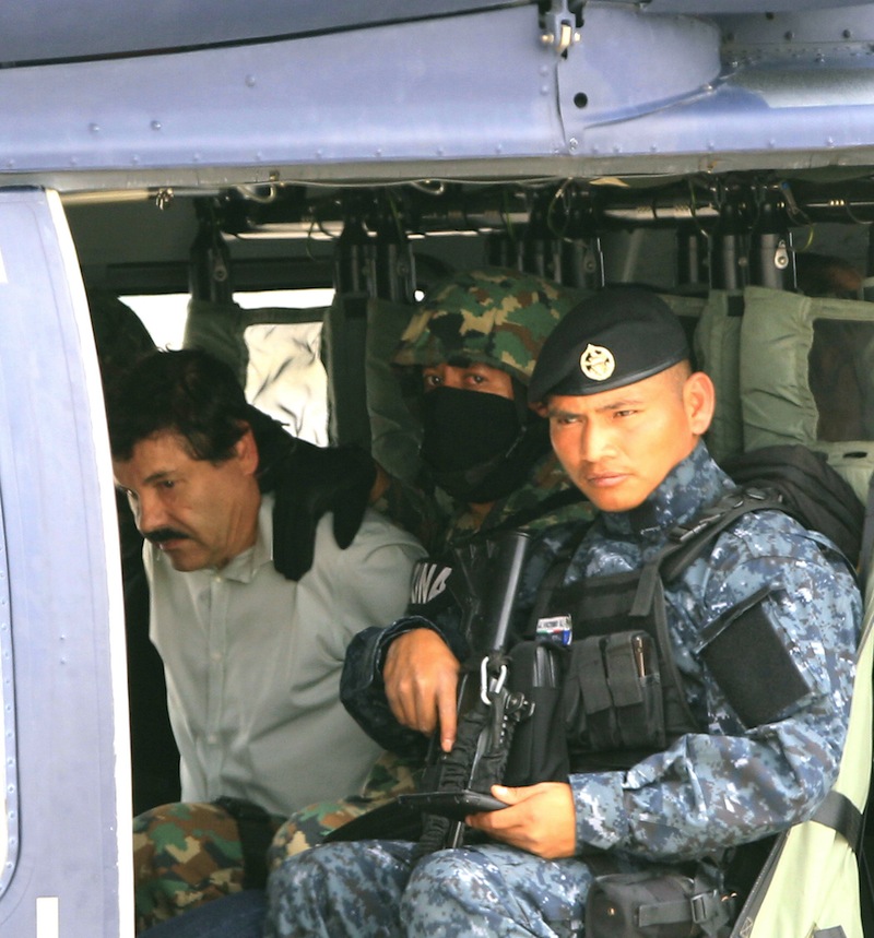 Militares mexicanos conducen al máximo dirigente del cártel de Sinaloa, Joaquín "El Chapo" Guzmán (i), detenido esta madrugada en el puerto turístico de Mazatlán, México.