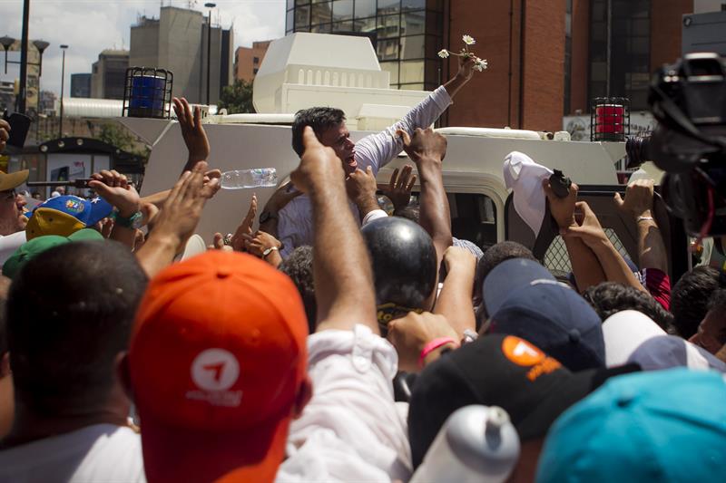 El dirigente opositor venezolano Leopoldo López (c-atrás) saluda a seguidores.