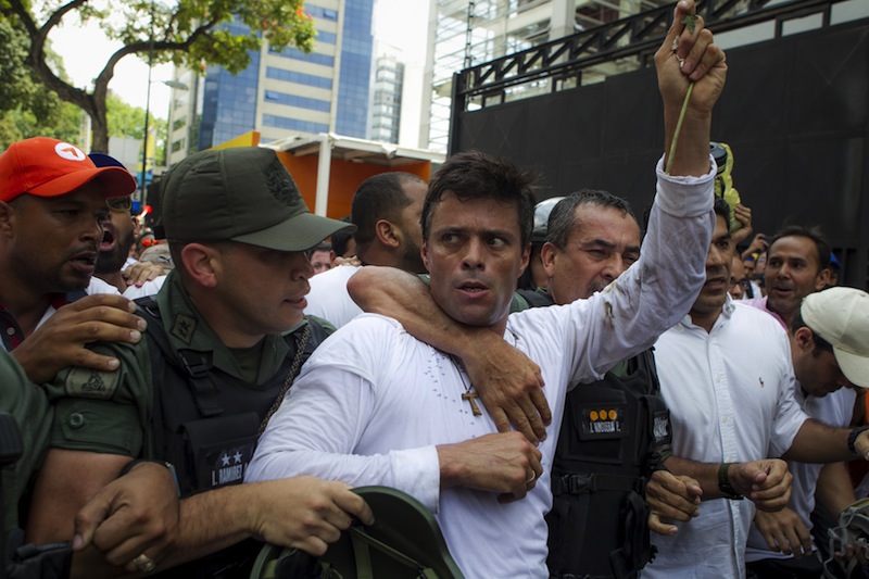 El dirigente opositor venezolano Leopoldo López se entrega a miembros de la Guardia Nacional.