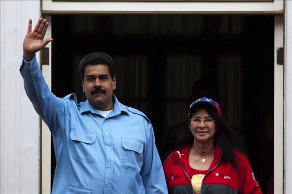 El presidente venezolano, Nicolás Maduro, acompañado de su esposa Cilia Flores, saluda hoy, domingo 23 de febrero de 2014, a decenas de personas de la tercera edad que marcharon en apoyo a su Gobierno en el Palacio de Miraflores de Caracas, Venezuela.