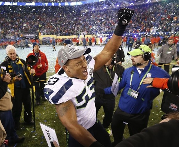 Seattle Seahawks apoyador externo de Malcolm Smith celebra después de que los Halcones Marinos de Seattle derrotaron a los Broncos de Denver para ganar el Super Bowl XLVIII en el estadio MetLife en East Rutherford, Nueva Jersey, EE.UU. 02 de febrero 2014.