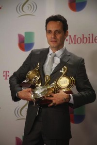 El cantante estadounidense Marc Anthony posa tras recibir los galardones en la ceremonia de la edici&oacute;n 26 de "Premio Lo Nuestro a la M&uacute;sica Latina".