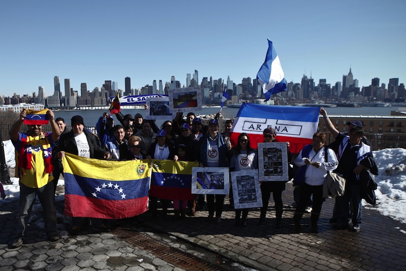 - Manifestantes sostienen carteles hoy, sábado 22 de febrero de 2014, durante una concentración en apoyo a la oposición venezolana en Nueva Jersey (EE.UU.)