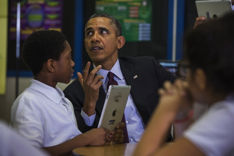 El presidente estadounidense, Barack Obama, visita una clase que utiliza tecnología de última generación para mejorar la experiencia de aprendizaje de los alumnos, antes de pronunciar un discurso de la "Iniciativa ConnectED" en la escuela intermedia Buck Lodge en Adelphi, Maryland.