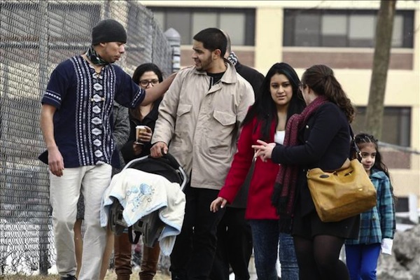 El Hondureño Carlos Oliva-Guillen ( C ) camina junto a su novia, Emily Navas, y a sus hijos después de ser liberado de un centro Control de Aduanas e inmigración en Newark hoy martes 25 de Febrero de 2014.