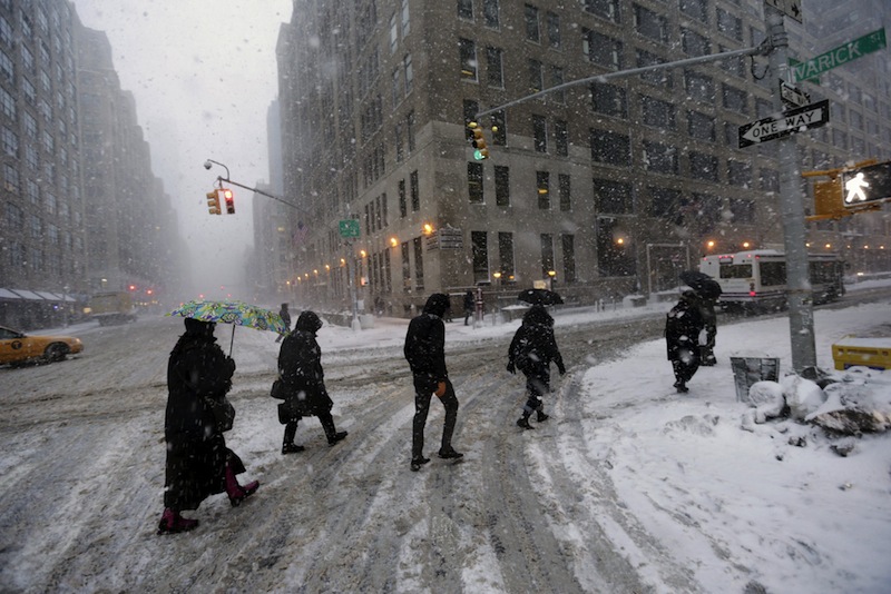 Varias personas cruzan la Séptima Avenida de Nueva York (Estados Unidos) hoy, jueves 13 de febrero de 2014.