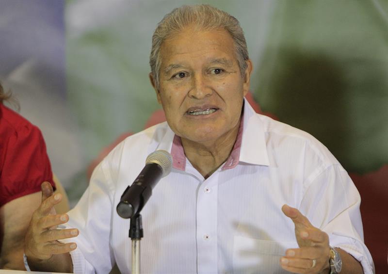 Salvador Sánchez Cerén, candidato presidencial del partido gobernante Frente Farabundo Martí para la Liberación Nacional (FMLN), habla en una rueda de prensa hoy, domingo 2 de febrero de 2014, durante las elecciones presidenciales en San Salvador (El Salvador).