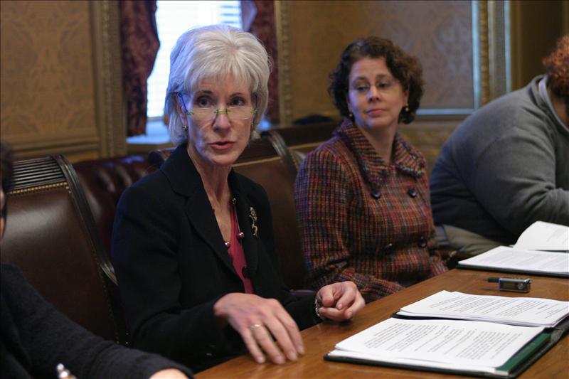 La secretaria de Salud de EEUU, Kathleen Sebelius (izq.), habla durante un encuentro con medios en español.