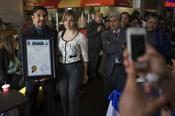 .- El abogado Sergio García (i) posa para una fotografía junto a una simpatizante hoy, domingo 9 de febrero de 2014, durante un evento en su honor en National City (Estados Unidos). La Suprema Corte de California determinó recientemente que García, un inmigrante ilegal de México, puede ejercer el derecho en California, convirtiéndose así en el primer abogado indocumentado de Estados Unidos.