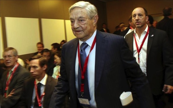 El inversor estadounidense George Soros (c) a su llegada a un evento de la sexta edición del Simposio Económico Global en Kiel, Alemania el 1 de octubre de 2013. Foto archivo.