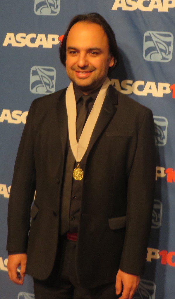 De Coloimbia Andrés Caastro el compositor de: Bailar Contigo, Como Le Gusta A Tu Cuerpo, Darte Un Beso, Duele Decirte Adiós, La Foto De Los Dos, Sin Ti y Volví, uno de los grandes ganadores de la noche (Foto: MFS)