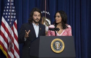 El director de cine mexicano Diego Luna y la actriz Rosario Dawson pronuncian un discurs en la Casa Blanca antes de la proyecci&oacute;n de su pel&iacute;cula "C&eacute;sar Ch&aacute;vez".