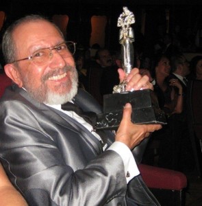 Hugo Mac&iacute;as Macotela y su premio Diosa de Plata.