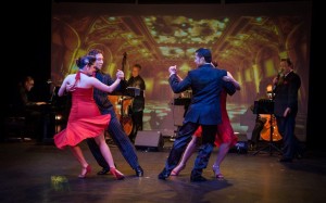 Los primeros bailarines de Lo mejor del Tango en otro de sus monumentales trabajos interpretatios.