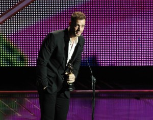 El actor cubano William Levy recibe una estatuilla  durante la entrega de los Premios Casandra en Santo Domingo (Rep˙blica Dominicana) en 2012.