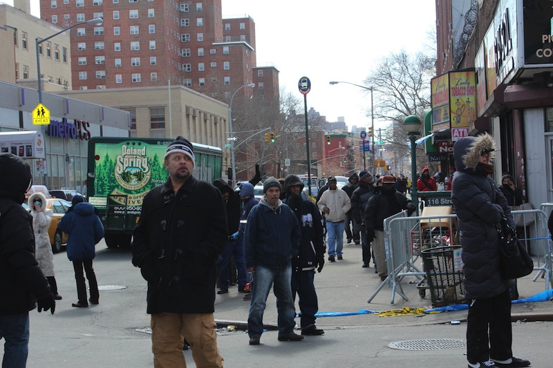 Residentes de El Barrio latino de Harlem en Nueva York y curiosos observan desde lejos hoy, jueves 13 de marzo 2014, la zona donde ocurrió la explosión el pasado miércoles debido a una fuga de gas que causó el derrumbe de dos edifiicos, que dejó varios muertos, heridos y desaparecidos.