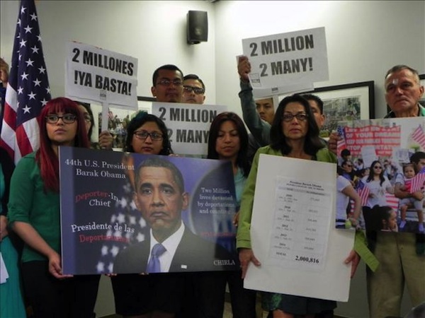 Durante una rueda de prensa celebrada hoy en Los Angeles, la Coalición por los Derechos Humanos de los Inmigrantes de Los Ángeles (CHIRLA), junto con otros grupos de defensa de los derechos humanos, denunciaron que "dos millones (de deportados) son demasiado".