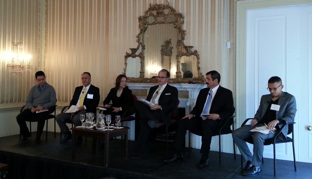Durante la presentaci&oacute;n del libro &ldquo;El Sue&ntilde;o que uni&oacute; la frontera: Mexicanos que triunfan en Estados Unidos&rdquo;, una gr&aacute;fica de los participantes en el panel, de Izq. a Der.Juan Cargos Aguirre, Dr. Gabriel Rinc&oacute;n, Hon. Josefina V&aacute;zquez Mota, autora, Jorge Su&aacute;rez, Kino Arteaga y el dreamer Francisco Guti&eacute;rrez Foto cortes&iacute;a del artista Jer&oacute;nimo L&oacute;pez 