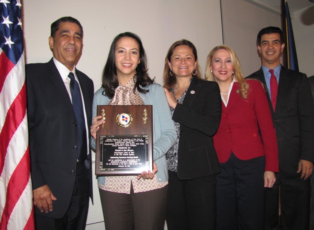 (I-D) Adriano Espaillat (senador), Elizabeth de Le&oacute;n Bhargava (condecorada), la presidenta del Concejo Municipal Melissa Mark Viverito, la asamble&iacute;sta Gabriela Rosa y el concejal Ydanis Rodr&iacute;guez.