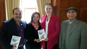 Luego de presentaci&oacute;n del libro la famosa autora dedic&oacute; tiempo a cada uno de los asistentes y firm&oacute; su libro, encomendando a cada uno el mantener sus ra&iacute;ces y promover la identidad y la cultura latina en Nueva York. Junto a la Hon. Josefina V&aacute;zquez Mota el pintor mexicano Jer&oacute;nimo L&oacute;pez, la autora de esta nota y el coleccionista de arte Jaime Andrade, en exclusiva para Impacto Latin News. Foto cortes&iacute;a del artista Jer&oacute;nimo L&oacute;pez 