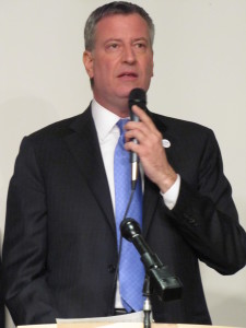El alcalde Bill de Blasio hizo un llamado a la comunidad dominicana a trabajar juntos.