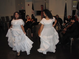 El grupo folkl&oacute;rico de Adam V&aacute;squez ofreci&oacute; lo mejor de su m&uacute;sica.