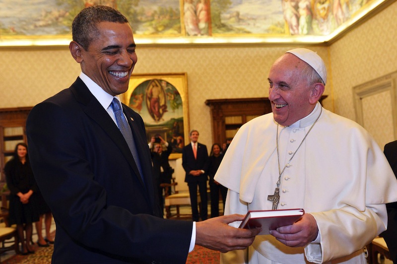 El presidente estadounidense, Barack Obama (i), y el papa Francisco intercambian regalos durante una audiencia privada celebrada en el Vaticano hoy, jueves 27 de marzo de 2014.