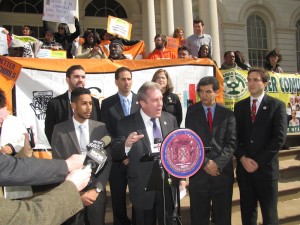 El concejal Daniel Dromm, presidente del Comit&eacute; de Educaci&oacute;n de la C&aacute;mara Municipal de Nueva York encabez&oacute; la manifestaci&oacute;n. 