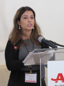Yvette Mart&iacute;nez present&oacute; interesantes estad&iacute;sticas y habl&oacute; sobre diferentes actividades educativas para los latinos mayores de 50 a&ntilde;os de edad.