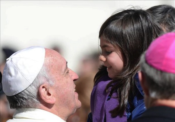 El papa Francisco charla con una niña durante la audiencia general de los miércoles en la Plaza de San Pedro, en la Ciudad del Vaticano. Foto archivo.