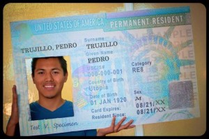 Fotografía promocional de la campaña "Imagínate con la verde" en donde aparece Pedro Trujillo sosteniendo un cartel en forma de una tarjeta de residencia estadounidense. EFE/CHIRLA/Solo uso editorial