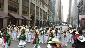 Aqu&iacute; vemos a la "Lobos Latin Band" de Guatemala, 'calentando motores'  minutos previos de ingresar al Desfile de San Patricio.