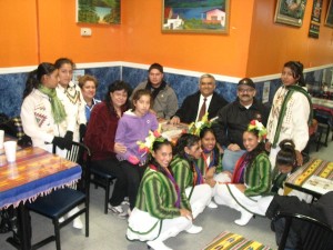 Las bailarina de danza tipica y otras integrantes de la Banda posando con Betty "La Coneja" Sanchez (sentada con la camiseta azul); Isamar Cortes (sentada con camisa roja/vino);  Yuvini Lopez, trombonista  (sentado fondo a la izquierda);  Juan Carlos Posangre (sentado al centro) y Don Luis Mejia (sentado a la derecha). 