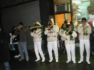 Parte de los trompetistas y trombonistas, en acci&oacute;n frente al restaurante "Xelaju" en Jamaica, Queens. 