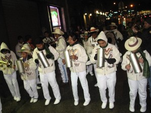 Igualmente en plena acci&oacute;n otra parte de los musicos de la "Lobos Latin Band" de Jutiapa, Guatemala. 
