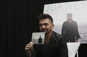  El cantante colombiano Juanes posa hoy, jueves 6 de marzo de 2014, durante una rueda de prensa, en Ciudad de M&eacute;xico.